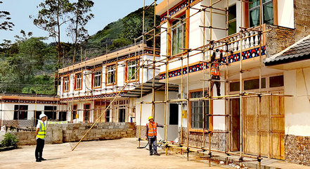 宜賓興文縣石海旅游公路沿線風貌改造工程接近完工，房屋建筑工程施工成果顯著